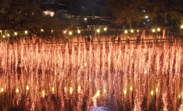 絕美夢幻煙花「落火遊戲」壯麗又動人。Disney+提供圖片