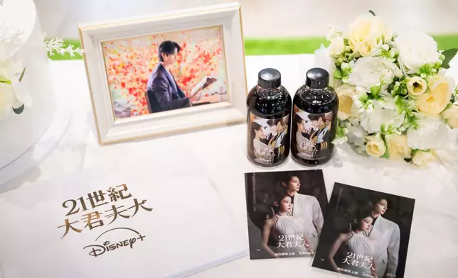 特選回禮冷萃咖啡及大君CP婚禮明信片套裝。Disney+提供圖片