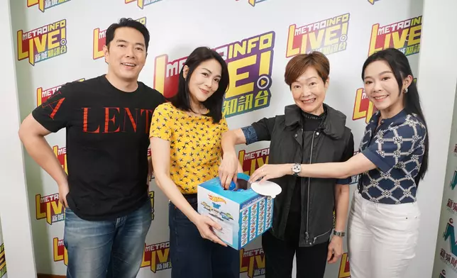 左起：何基佑、佑鍾凱瑩、譚玉瑛、黃筠兒