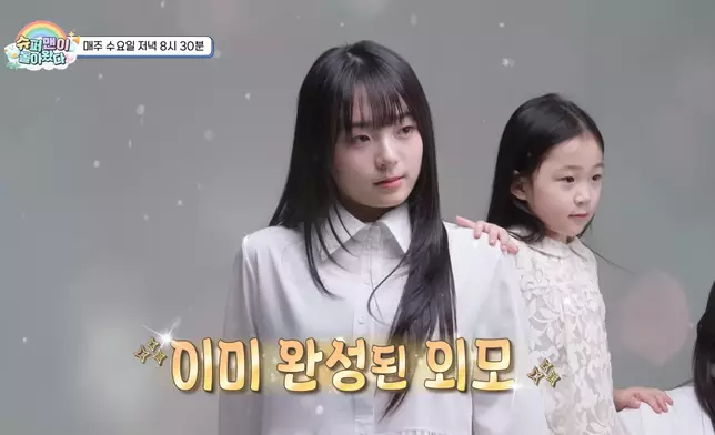 秀妍宛如女團偶像般的外表，瞬間成為焦點。影片截圖