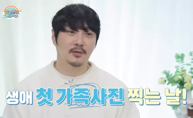 KCM15年來首次與妻子及三名子女拍攝全家福與婚紗照。影片截圖