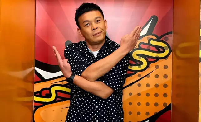 「資深廟祝」火火、「實習廟祝」施焯日主持《師傅點算》。