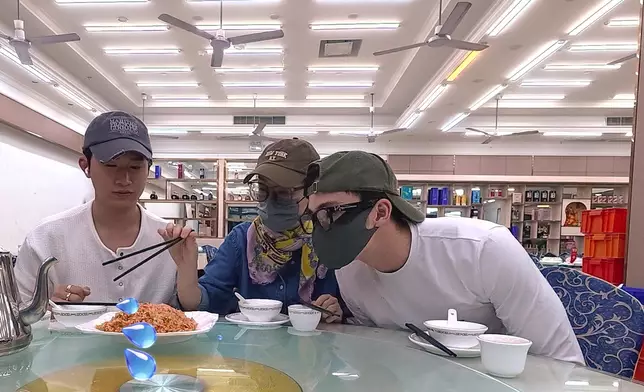 三位主持係有認真幫大家測試團購餐同散嗌新鮮海鮮嘅分別。