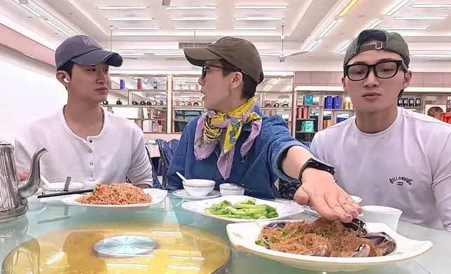 三位主持係有認真幫大家測試團購餐同散嗌新鮮海鮮嘅分別。