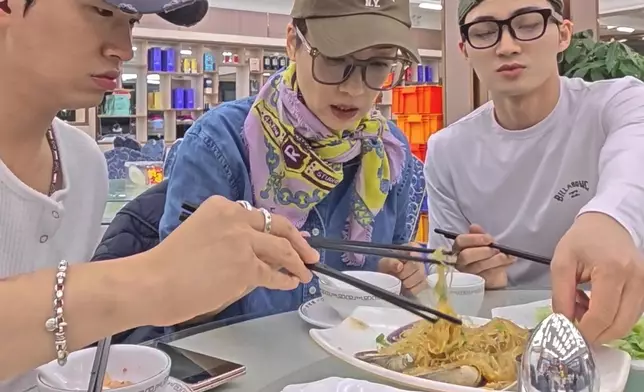 三位主持係有認真幫大家測試團購餐同散嗌新鮮海鮮嘅分別。