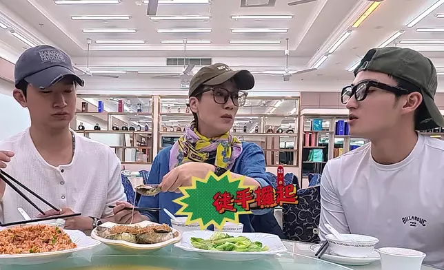 三位主持係有認真幫大家測試團購餐同散嗌新鮮海鮮嘅分別。