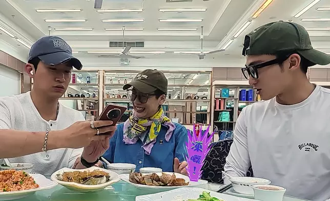 三位主持係有認真幫大家測試團購餐同散嗌新鮮海鮮嘅分別。