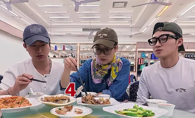 三位主持係有認真幫大家測試團購餐同散嗌新鮮海鮮嘅分別。