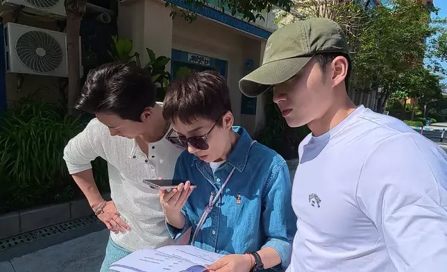 睇得出三位主持真係一腳踢實測。