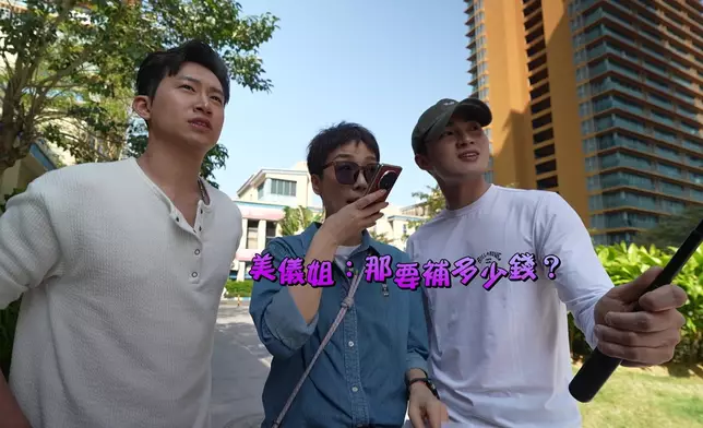 睇得出三位主持真係一腳踢實測。