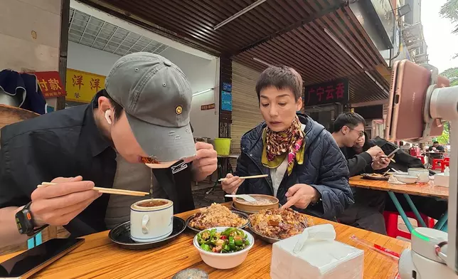 周嘉洛咩事飲湯飲到𦧲番出嚟。