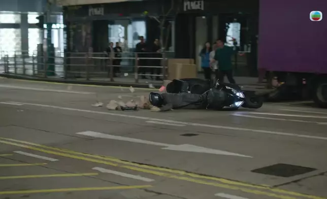 丘梓謙發生交通意外，贜款散落地上。