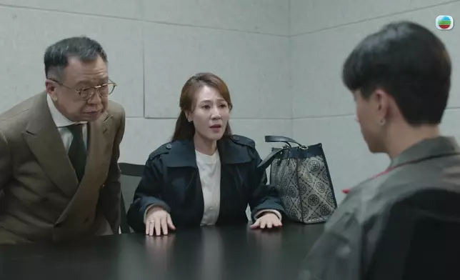 丘梓謙被父母追問為何捲入捲盜竊案，但全程不發一言。