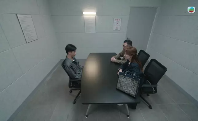 丘梓謙被父母追問為何捲入捲盜竊案，但全程不發一言。