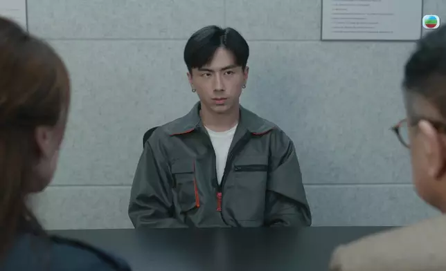 丘梓謙被父母追問為何捲入捲盜竊案，但全程不發一言。