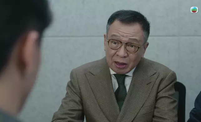 丘梓謙被父母追問為何捲入捲盜竊案，但全程不發一言。