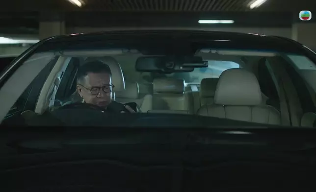 許紹雄自責不是好父親，躲在車廂內痛哭兼拍打軚盤。