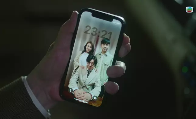 許紹雄自責不是好父親，躲在車廂內痛哭兼拍打軚盤。