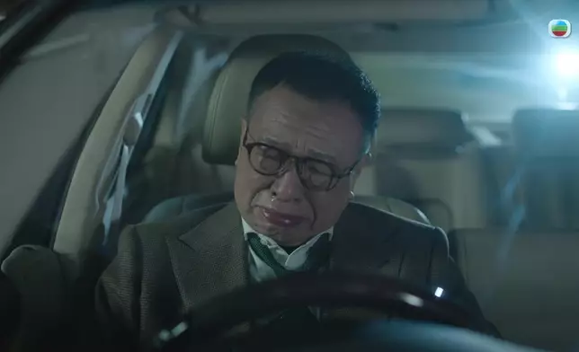 許紹雄自責不是好父親，躲在車廂內痛哭兼拍打軚盤。