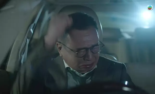 許紹雄自責不是好父親，躲在車廂內痛哭兼拍打軚盤。