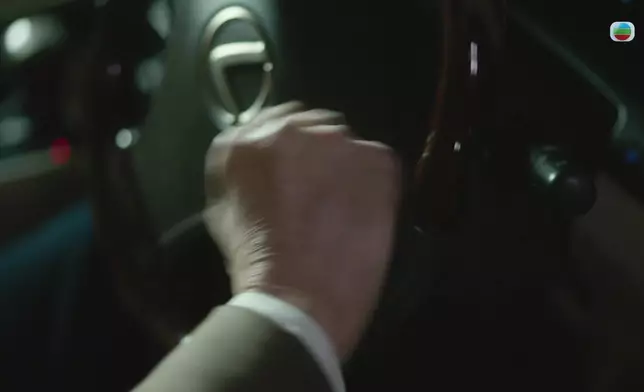 許紹雄自責不是好父親，躲在車廂內痛哭兼拍打軚盤。