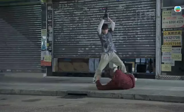 兩人之前於《反黑英雄》關係敵對，丘梓謙更打到林俊其瞓地。