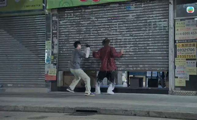 兩人之前於《反黑英雄》關係敵對，丘梓謙更打到林俊其瞓地。