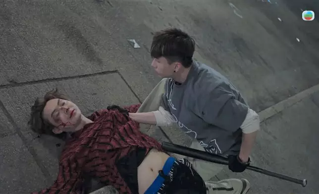 兩人之前於《反黑英雄》關係敵對，丘梓謙更打到林俊其瞓地。