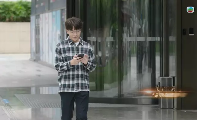 邵展鵬滿心歡喜收錢，被黃庭鋒帶隊拘捕時一臉驚恐。