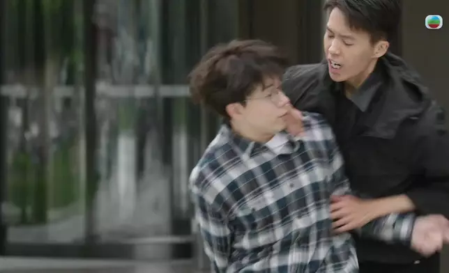 邵展鵬滿心歡喜收錢，被黃庭鋒帶隊拘捕時一臉驚恐。