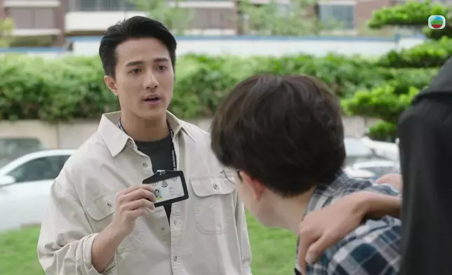 邵展鵬滿心歡喜收錢，被黃庭鋒帶隊拘捕時一臉驚恐。