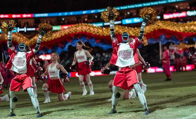 十個機械人與真人啦啦隊為賽事揭開序幕。旅發局圖片