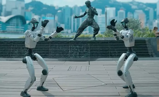 同款機械人現身尖沙咀星光大道。旅發局圖片