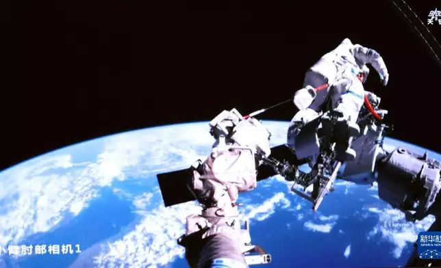 神舟二十一號乘組航天員武飛在艙外工作的畫面。新華社圖片