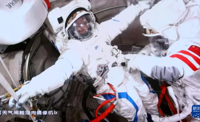 4月16日神舟二十一號乘組航天員武飛（左）與張陸準備出艙的畫面。新華社圖片