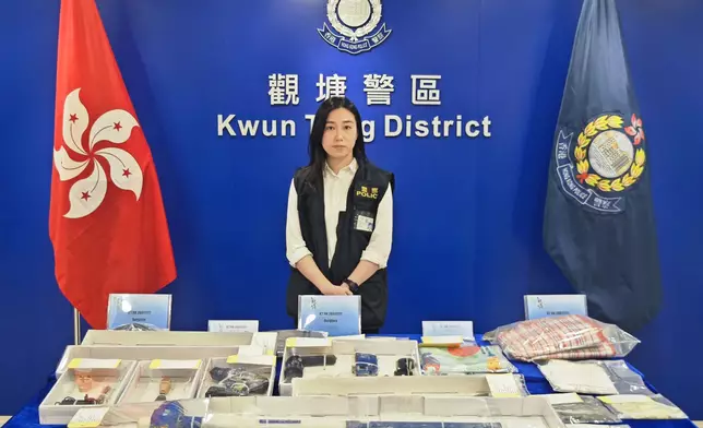 警方觀塘警區重案組第一隊督察黃凱瑩展示證物。