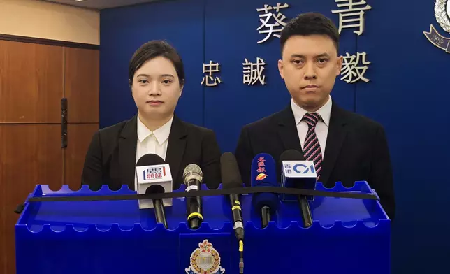 葵青警區刑事情報組督察吳綺淇（左）及葵涌分區特遣隊督察黃浩原（右）向傳媒簡報案情。