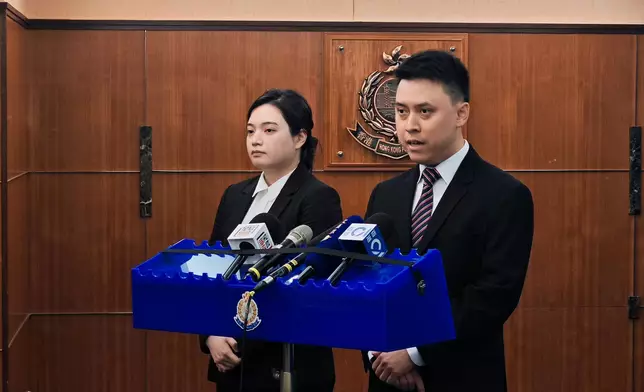 葵涌分區特遣隊督察黃浩原（右）發言。