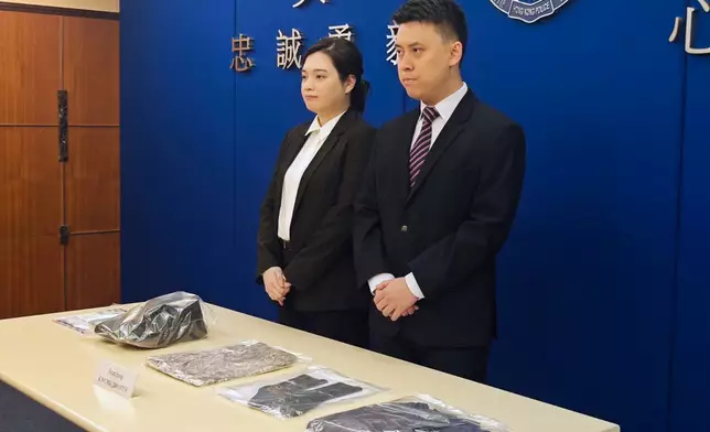 葵青警區刑事情報組督察吳綺淇及葵涌分區特遣隊督察黃浩原展示證物。