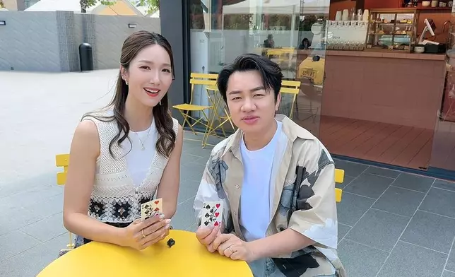 王祖藍與李亞男拍片祝賀。