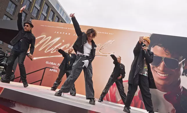 ANSONBEAN被導師點名上台與其他舞者battle。