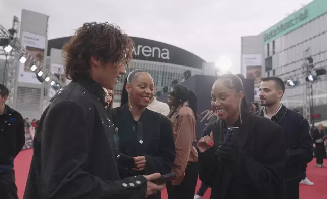 與全球不同舞者交流。