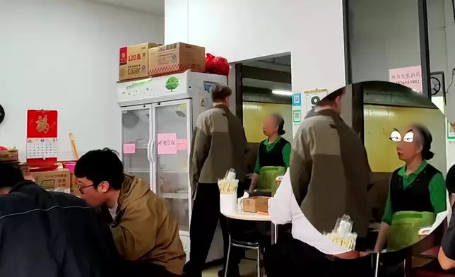 老闆娘一個怒睥，嚇到朱仔返埋位傻笑。