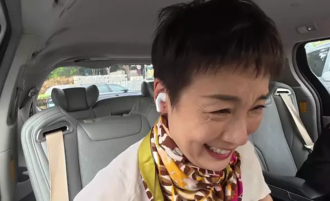 江美儀食晒花生好開心。