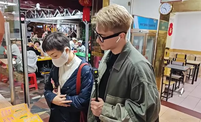 呢間係佢嘅競爭對手，而嘉洛嘅「iPad胸空降事件」就係發生喺呢度。