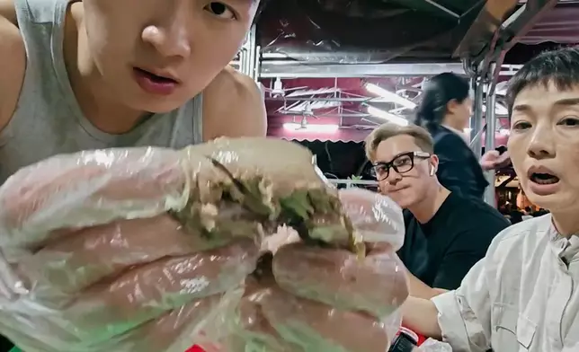 嘉洛仔連個膊頭都健碩過人，好屈機咯。