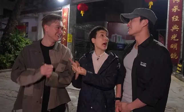 就算著返外套，嘉洛仔巨胸依然搶鏡。