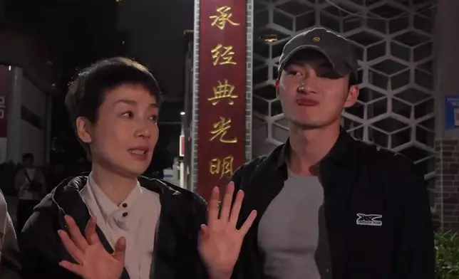 就算著返外套，嘉洛仔巨胸依然搶鏡。