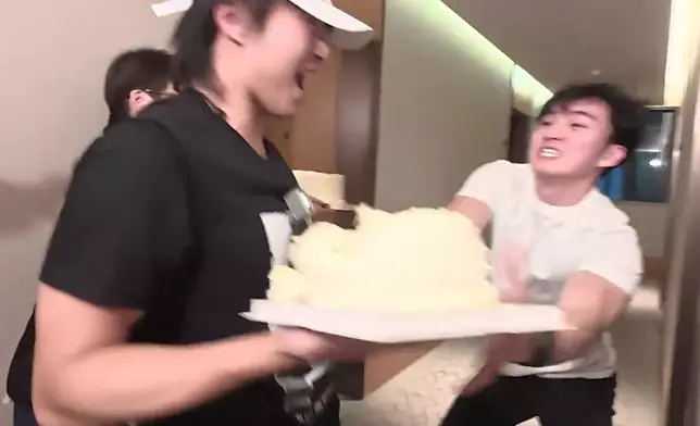 今晚嘅片尾勁瘋狂爆笑，一定要睇到最後呀。