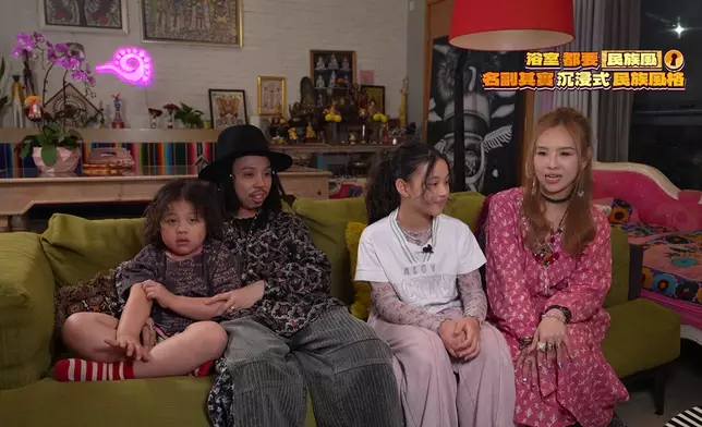 Gucci、Barbie夫婦跟兩名囡囡在大廳有各自活動空間。